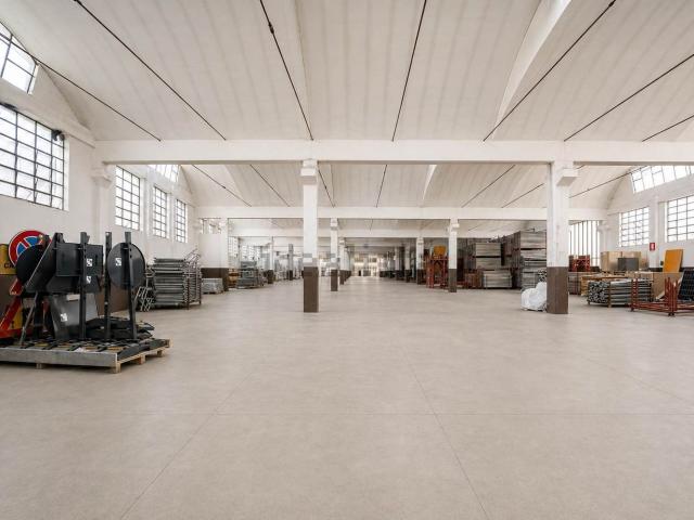 Capannone in affitto di 2324 m² in Via Giovanni Cimabue, 5