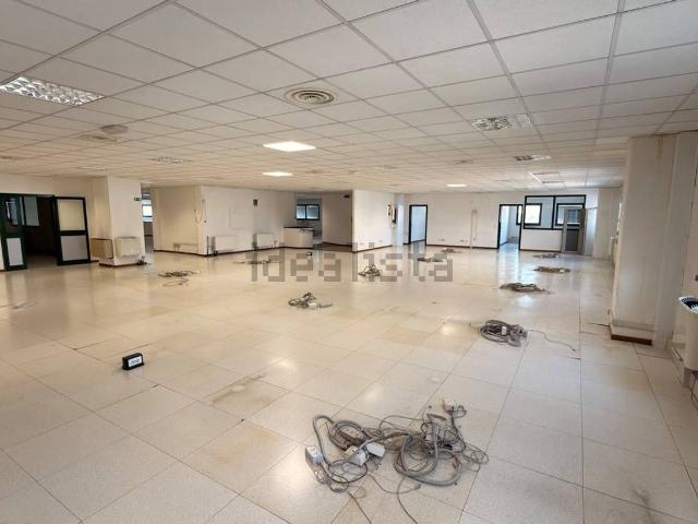 Capannone in affitto di 2320 m²