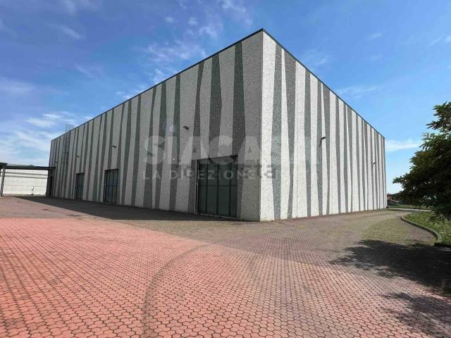Capannone in affitto di 2400 m²
