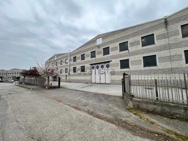 Capannone in affitto di 2400 m² in Via Dante Alighieri