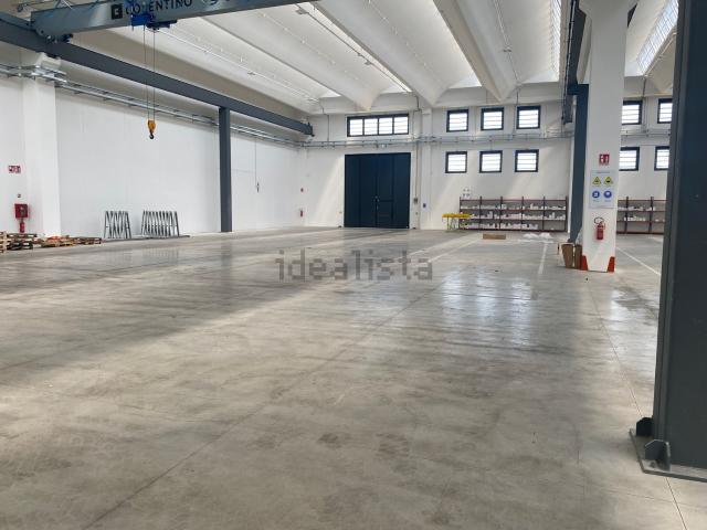 Capannone in affitto di 2400 m² in Via Raffaello Scarpettini