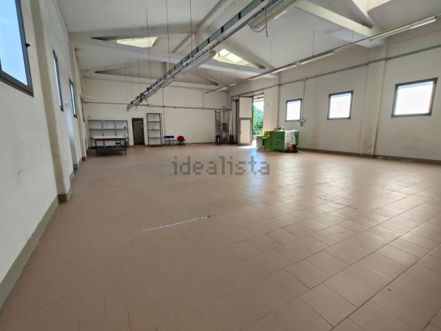 Capannone in affitto di 240 m² in Via di Mezzo, 354