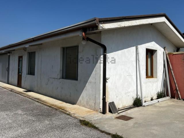 Capannone in affitto di 240 m² in Via Lugana, 7