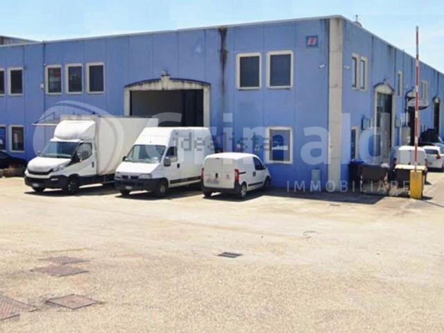 Capannone in affitto di 243 m² in Via Camillo Bozza