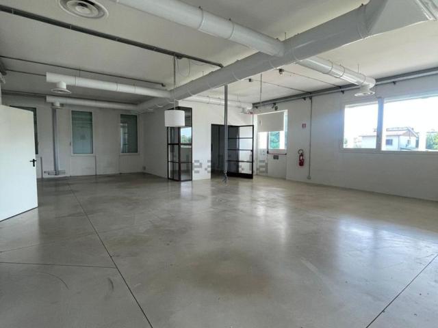 Capannone in affitto di 2450 m² in Via Mirabello
