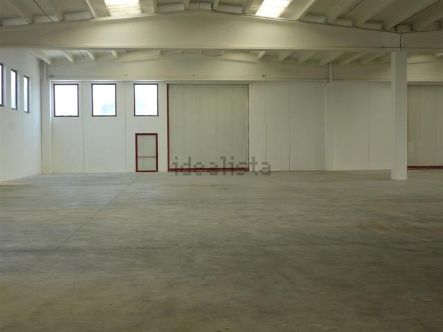 Capannone in affitto di 2507 m²