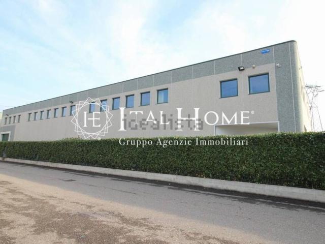 Capannone in affitto di 2500 m²