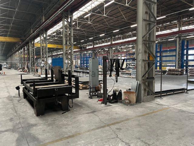 Capannone in affitto di 2500 m²