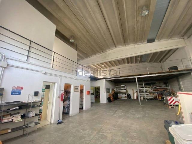 Capannone in affitto di 250 m² in Via Carlo Marx