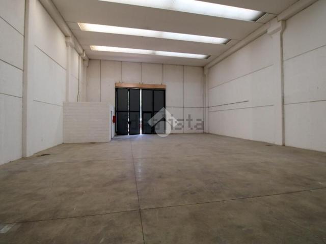 Capannone in affitto di 250 m² in Via Ciucani