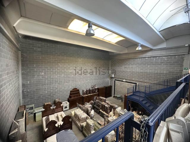Capannone in affitto di 250 m² in Via Alfredo Veroni