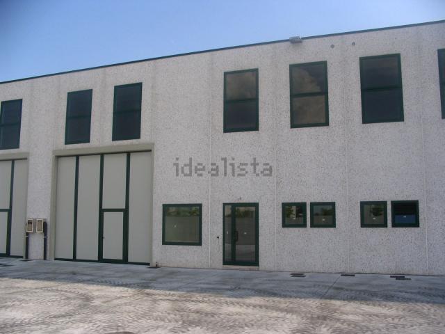 Capannone in affitto di 250 m² in Via Arzerini