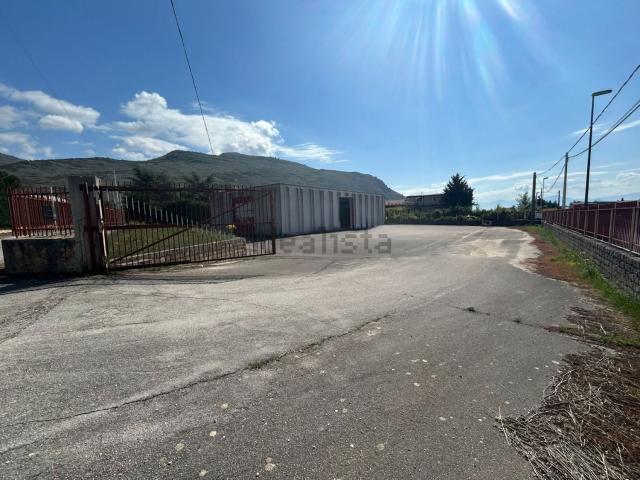 Capannone in affitto di 250 m² in Via G. Giacosa
