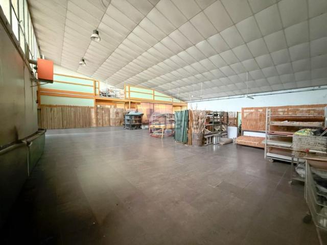 Capannone in affitto di 250 m² in Via Ghidini, 1