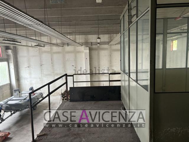 Capannone in affitto di 250 m² in Via dal Ponte