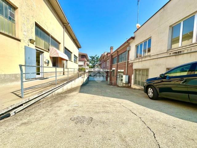 Capannone in affitto di 253 m² in Via Mario Balustra, 28