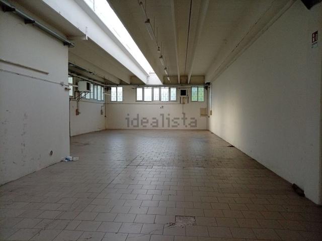 Capannone in affitto di 255 m² in Via Firenze