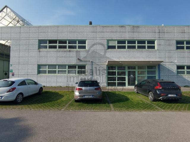 Capannone in affitto di 280 m² in Via A. Banfi, 1