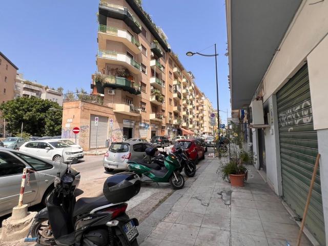 Locale in affitto di 25 m² in Via Ugo Foscolo, 20