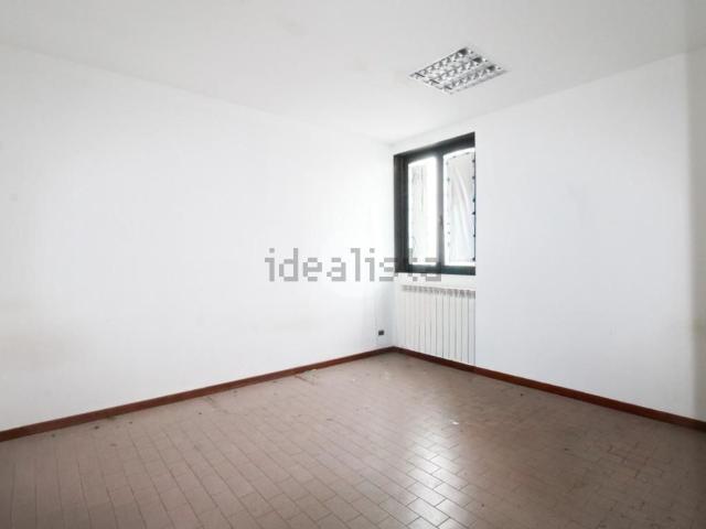 Capannone in affitto di 2600 m² in Via Campo Romano