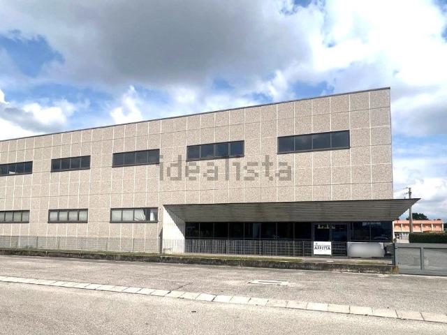 Capannone in affitto di 2700 m²