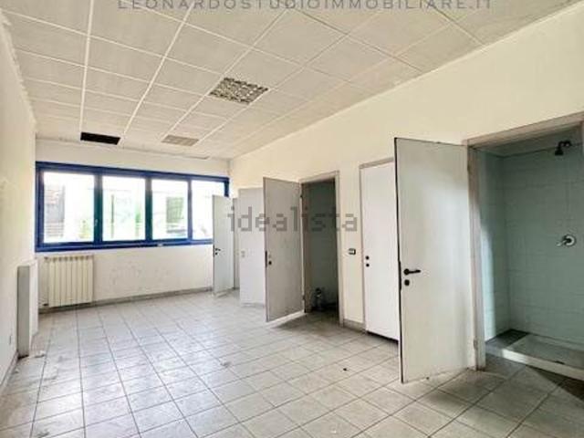 Capannone in affitto di 2700 m²