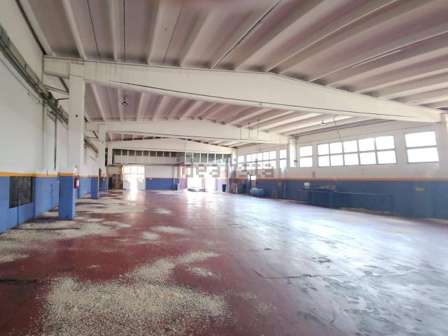 Capannone in affitto di 2700 m²
