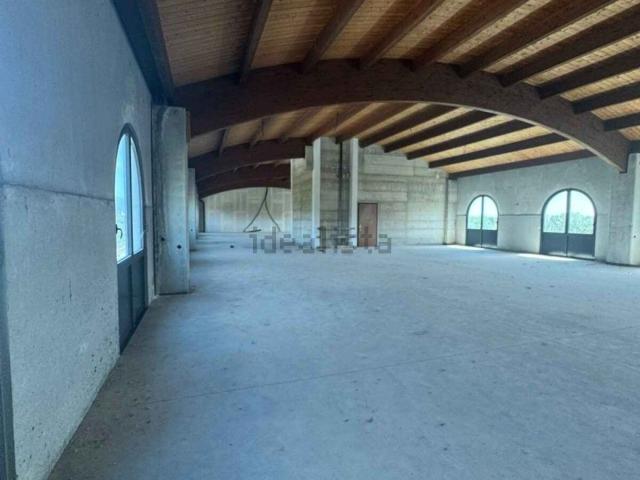 Capannone in affitto di 2700 m²