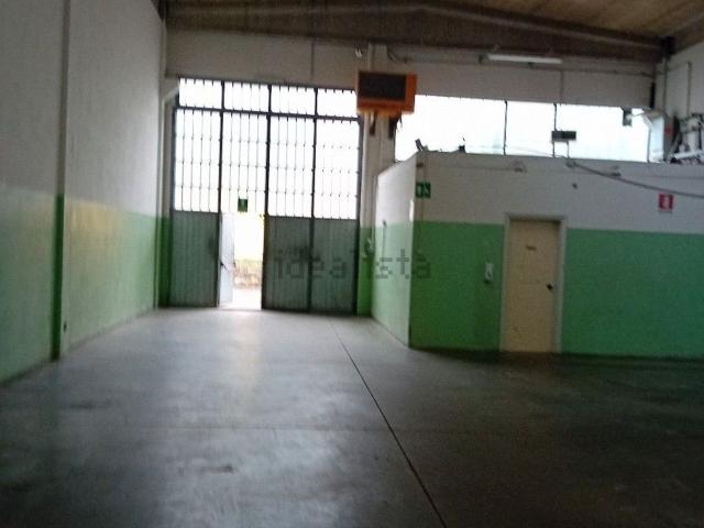 Capannone in affitto di 2700 m²