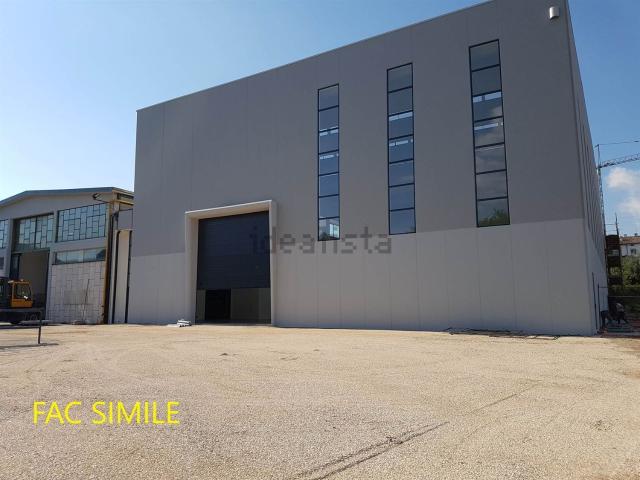 Capannone in affitto di 270 m²