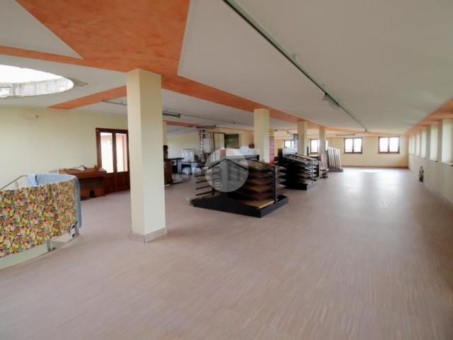 Capannone in affitto di 270 m² in Via M. Baiettini, 1