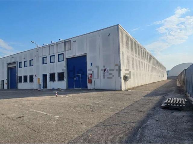 Capannone in affitto di 2750 m² in Viale del Lavoro, 48