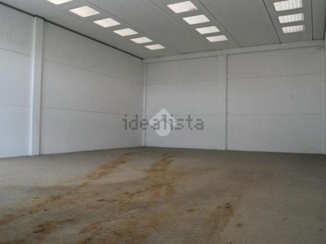 Capannone in affitto di 275 m² in Via Luoghi, 1