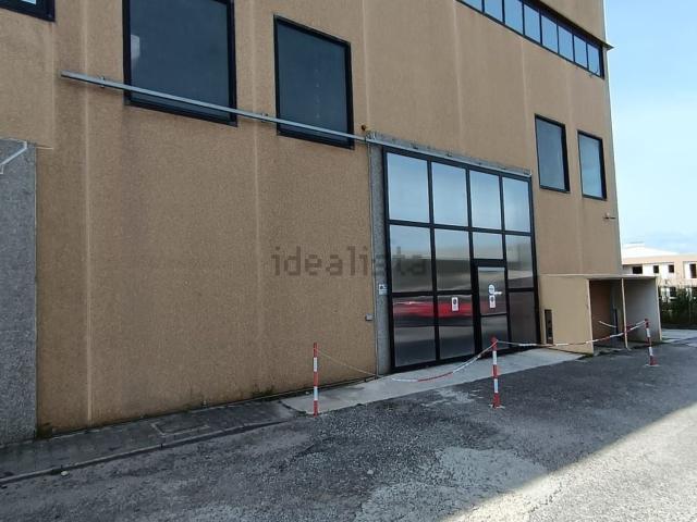 Capannone in affitto di 280 m² in Viale Magna Grecia