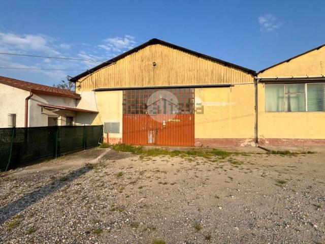 Capannone in affitto di 280 m² in Strada Isola, 6