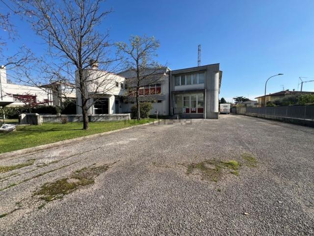 Capannone in affitto di 2941 m²