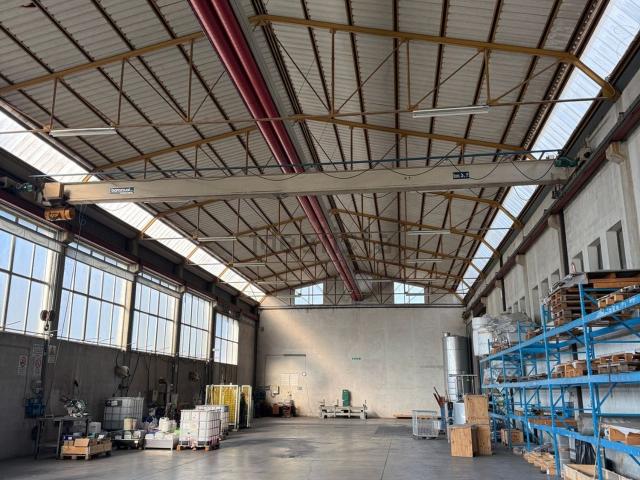 Capannone in affitto di 3000 m²