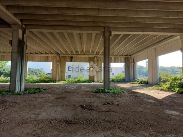 Capannone in affitto di 3000 m² in Via Magistri Comacini, 3