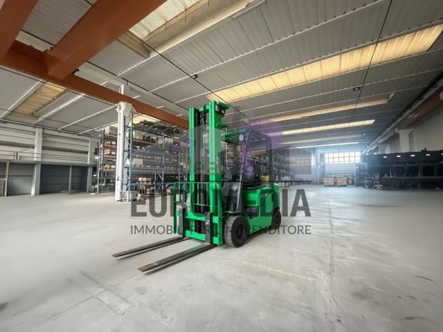 Capannone in affitto di 3000 m² in Via Alcide de Gasperi