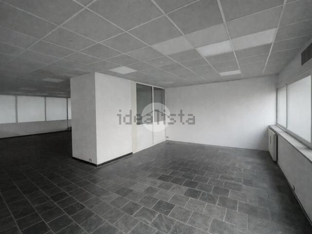 Capannone in affitto di 3000 m² in Via Enrico Fermi