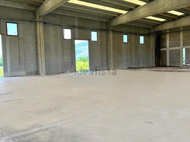 Capannone in affitto di 3000 m² in Via Fontana Livia