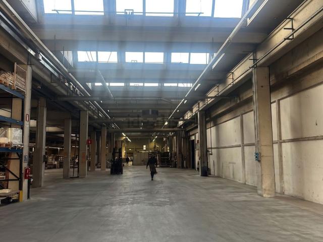 Capannone in affitto di 3000 m² in Via Gorizia