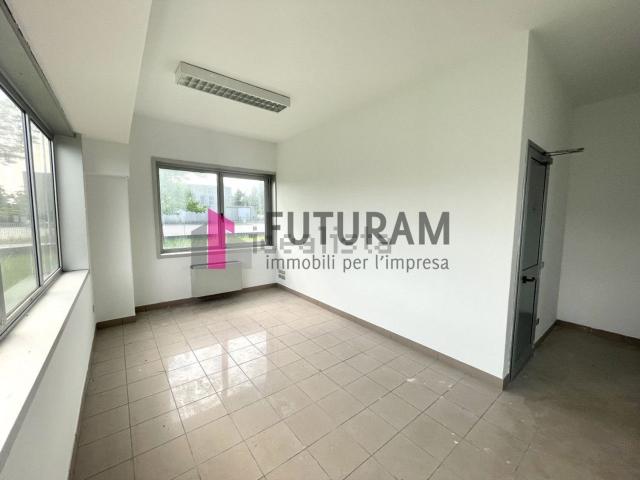 Capannone in affitto di 3000 m² in Via Roma, 1
