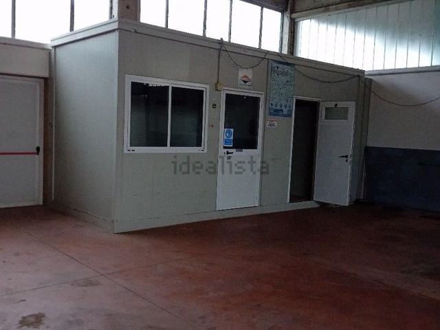 Capannone in affitto di 300 m²
