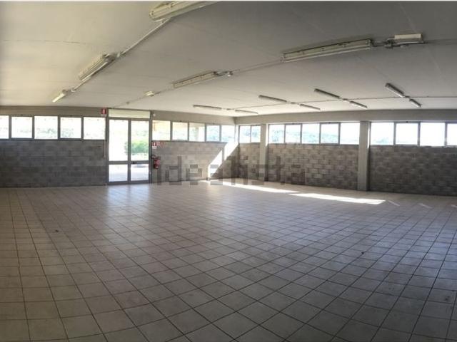 Capannone in affitto di 300 m²