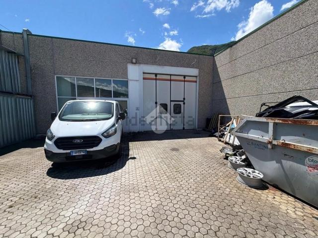 Capannone in affitto di 300 m²