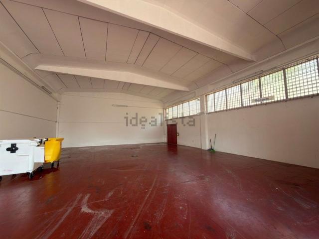 Capannone in affitto di 300 m²