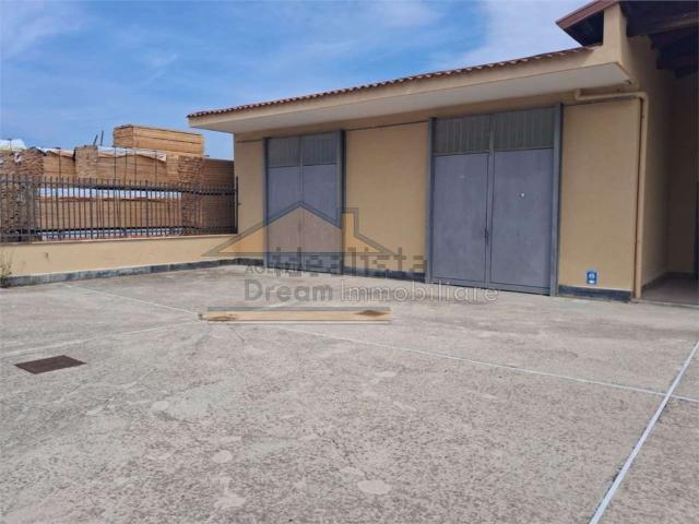 Capannone in affitto di 300 m²