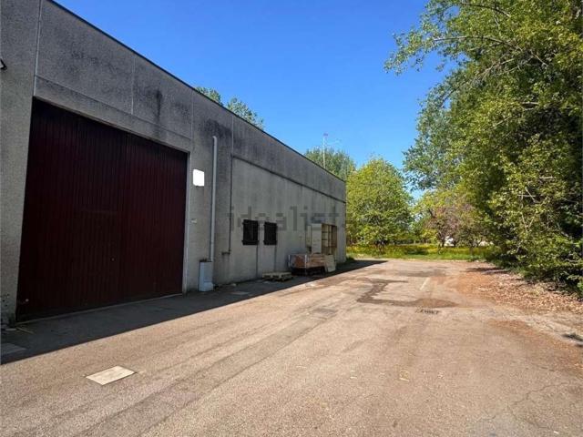 Capannone in affitto di 300 m²