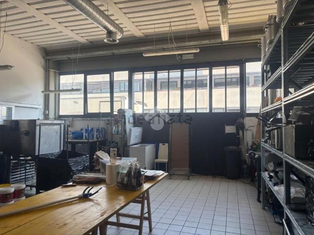 Capannone in affitto di 300 m² in Via Charta 77, 10